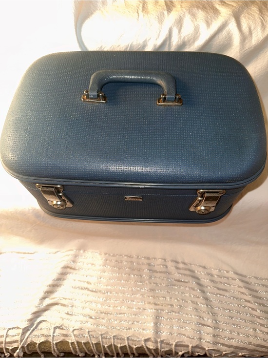 Vintage Handbags - Vintage Blue Train Case Cosmetic Makeup Box-Rough Shape Inside
